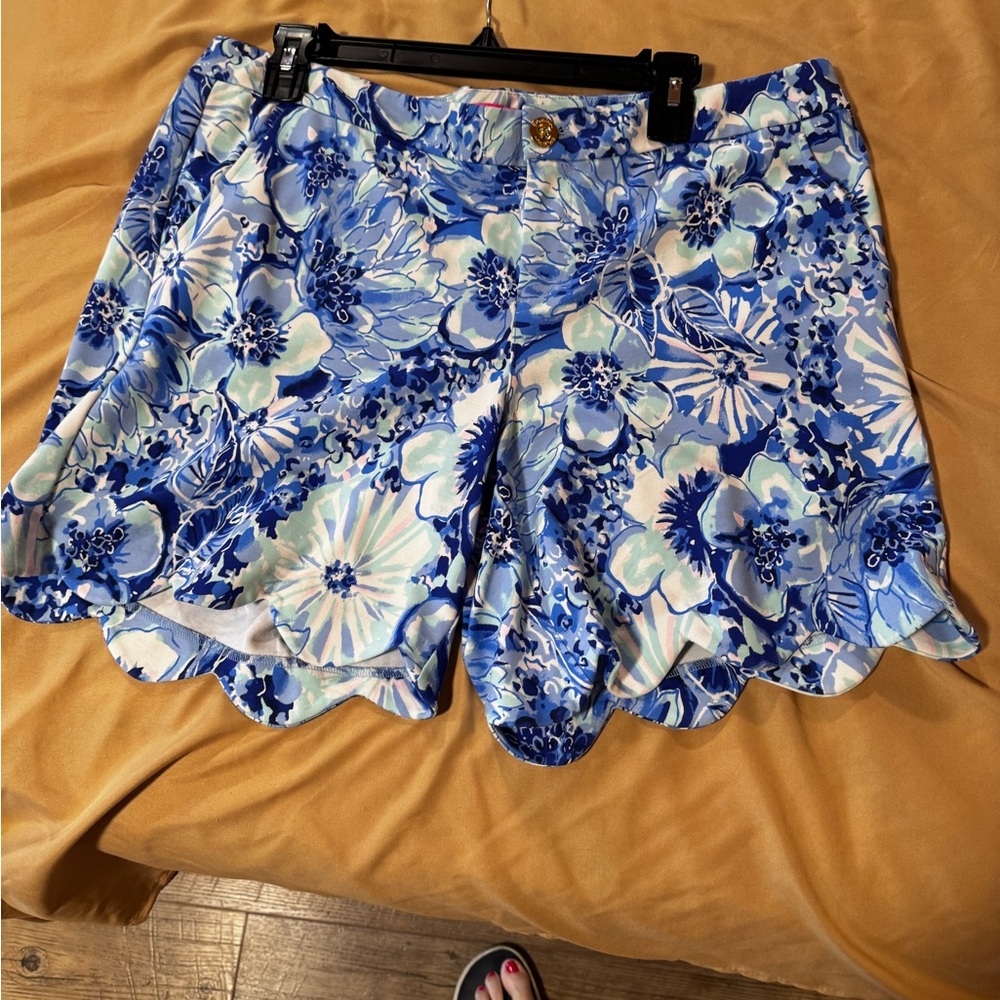 Scalloped leg 5 inch Lilley Pulitzer shorts EUC